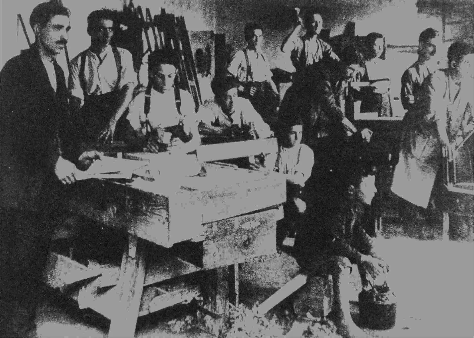 La falegnameria Regnicoli ai primi del Novecento, con i banchi e gli operai al lavoro